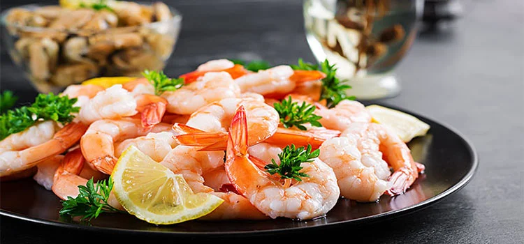 Boiled prawns served with herbs and lemons 