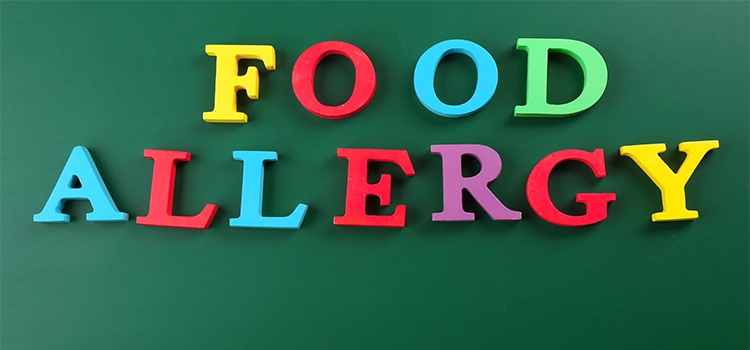 Text food allergy on green board background.