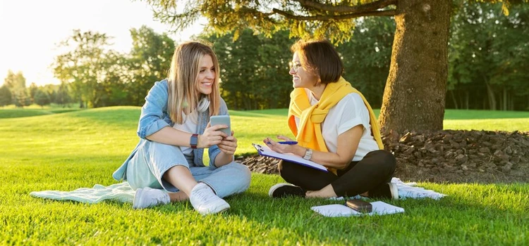  Close-up of an outdoor meeting going on between a psychologist and a woman